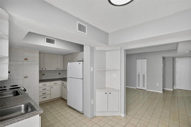 4 of 54 - 2924 Collins Avenue 501, Miami Beach, FL