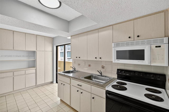 5 of 54 - 2924 Collins Avenue 501, Miami Beach, FL