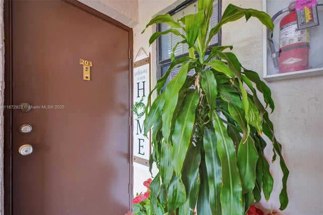 5 of 49 - 871 Ne 207 Ln 203-15, Miami, FL