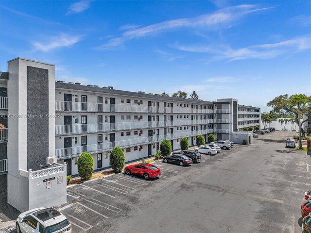 1 of 32 - 445 Ne 195th St 431, Miami, FL
