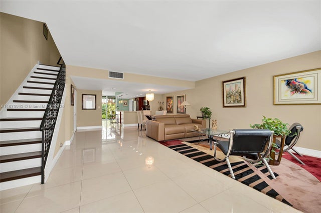 3 of 31 - 715 Ne 27th Ave, Hallandale Beach, FL
