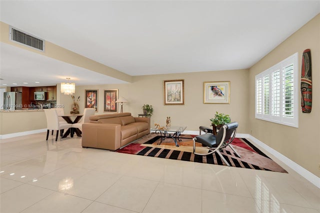 4 of 31 - 715 Ne 27th Ave, Hallandale Beach, FL