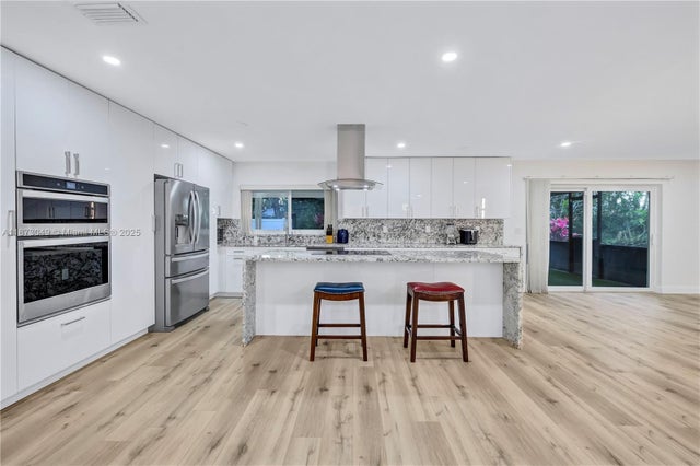 4 of 25 - 3211 Calle Largo Dr, Hollywood, FL