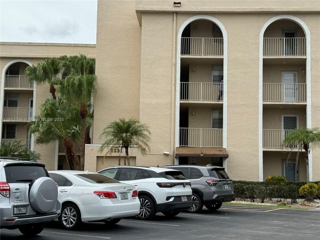 3 of 36 - 3231 Holiday Springs Blvd 403, Margate, FL