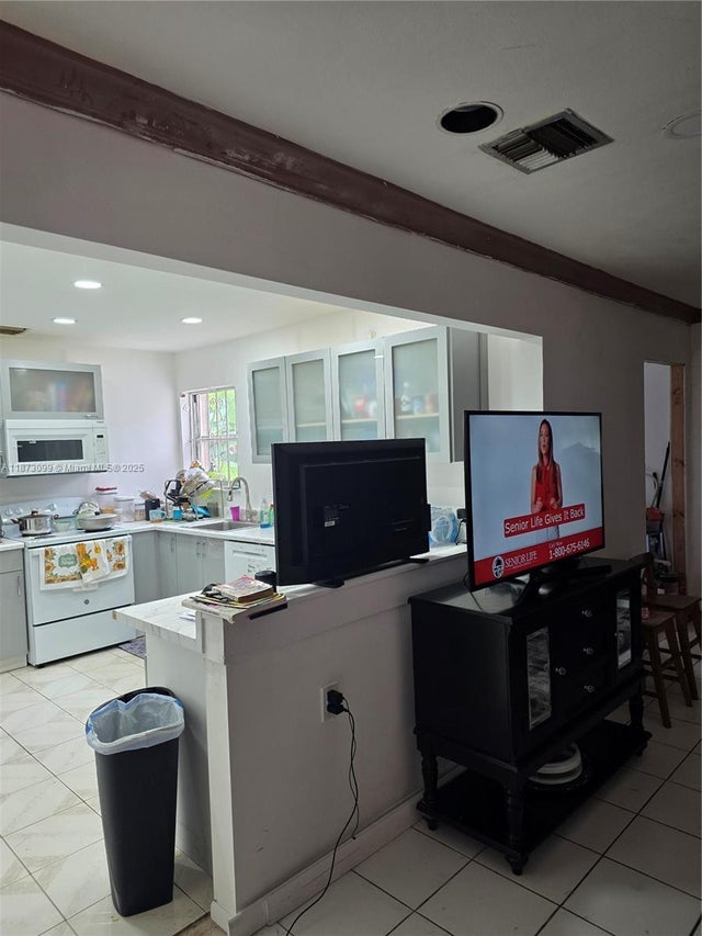 4 of 6 - 1010 Nw 196th St, Miami Gardens, FL