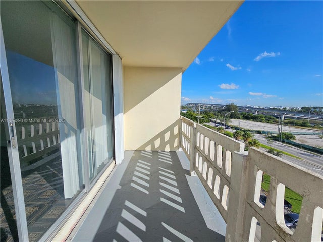 5 of 21 - 15600 Nw 7th Ave 704, Miami, FL