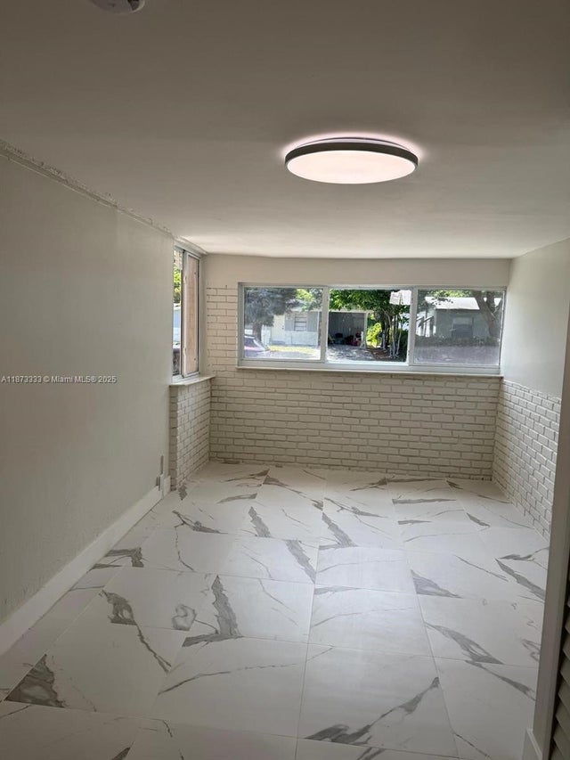 5 of 22 - 1050 Nw 25th Way, Fort Lauderdale, FL