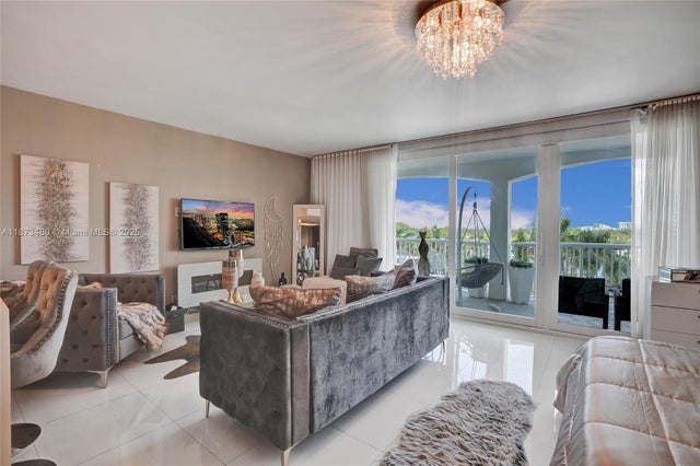 4 of 25 - 5401 Collins Ave 424, Miami Beach, FL
