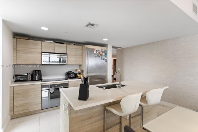 5 of 48 - 16385 Biscayne Blvd 1007, North Miami Beach, FL