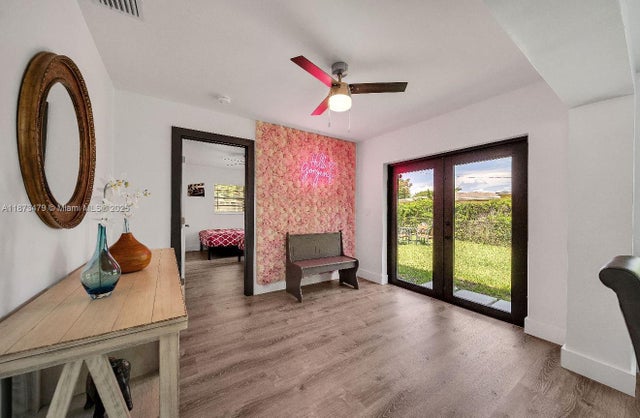 5 of 30 - 521 W Evanston Cir, Fort Lauderdale, FL