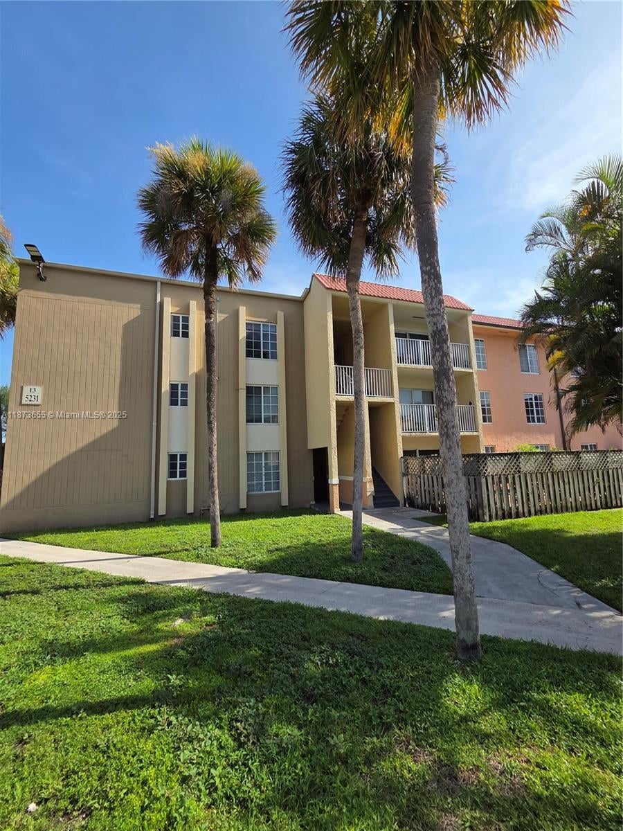 5231 Geneva Way 205, Doral