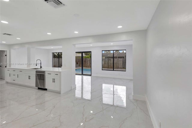 4 of 26 - 3565 Nw 25th St, Lauderdale Lakes, FL