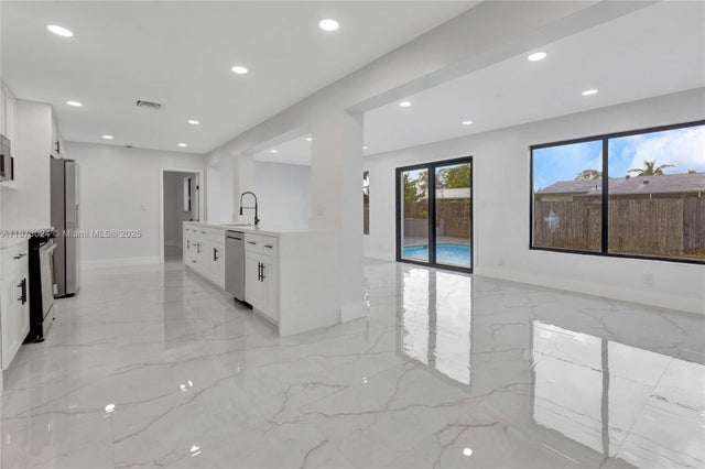 5 of 26 - 3565 Nw 25th St, Lauderdale Lakes, FL