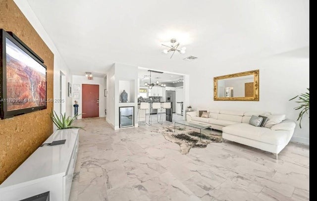 4 of 25 - 909 N 13th Ct, Hollywood, FL