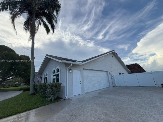 3 of 28 - 10700 Sw 139th Rd, Miami, FL