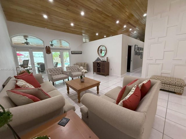 4 of 28 - 10700 Sw 139th Rd, Miami, FL