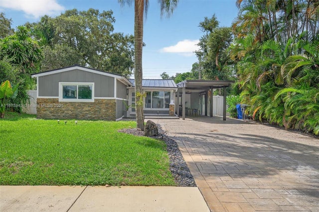 6640 Douglas St, Hollywood