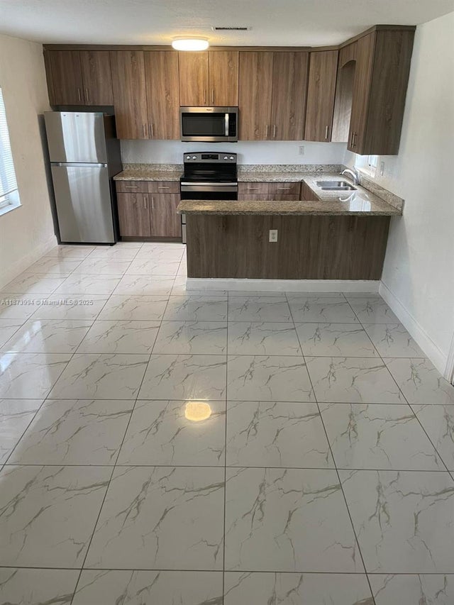 2 of 9 - 3111 Nw 4th Pl, Lauderhill, FL