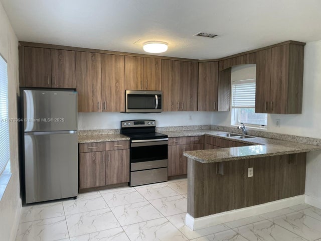 3 of 9 - 3111 Nw 4th Pl, Lauderhill, FL