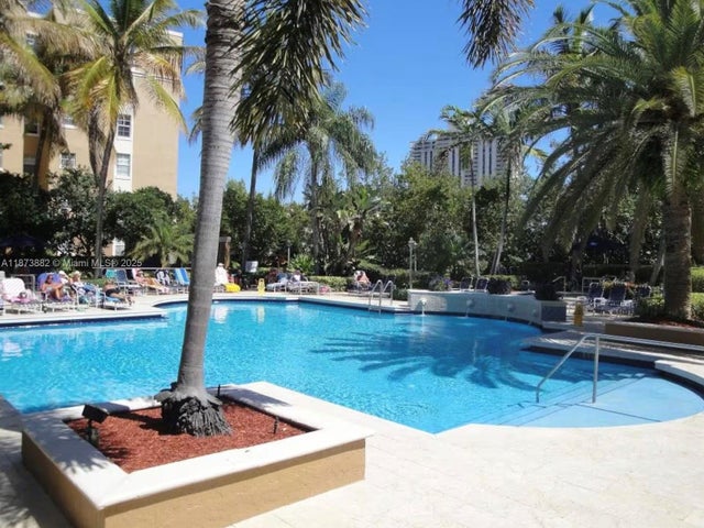 2 of 27 - 19501 E Country Club Dr 9107, Aventura, FL