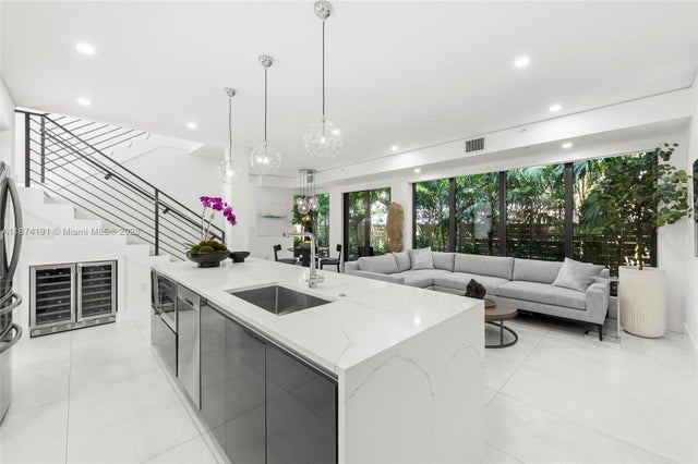 4 of 31 - 2679 Ne 8th Ave, Wilton Manors, FL