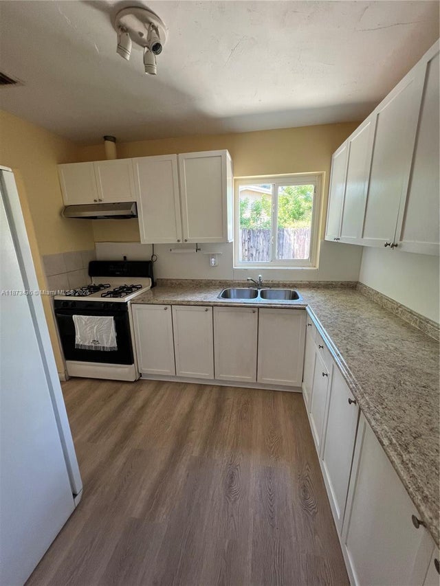 3 of 12 - 10315 Sw 152nd Ter, Miami, FL