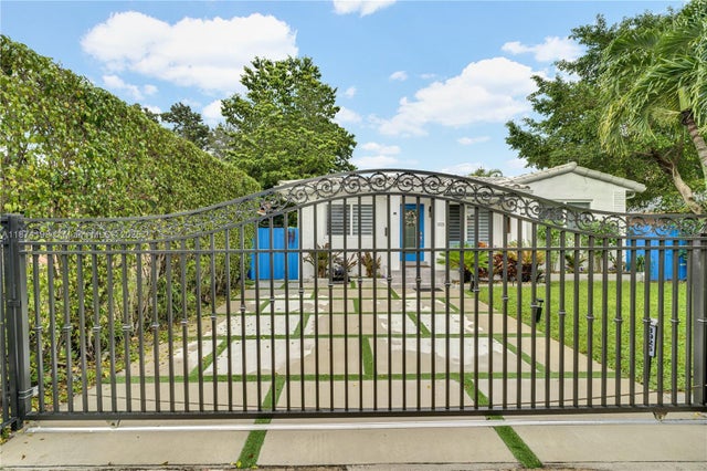 4 of 28 - 3925 Sw 61st Ave, Miami, FL