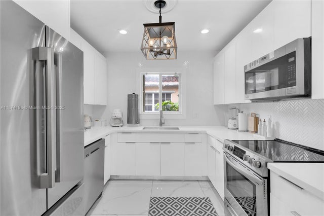 5 of 28 - 3925 Sw 61st Ave, Miami, FL