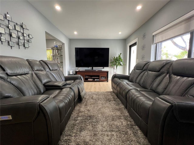 1 of 8 - 860 Nw 18th Pl, Miami, FL