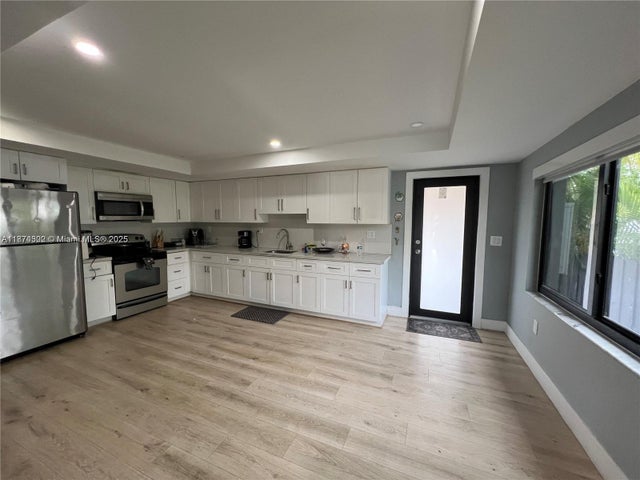 3 of 8 - 860 Nw 18th Pl, Miami, FL