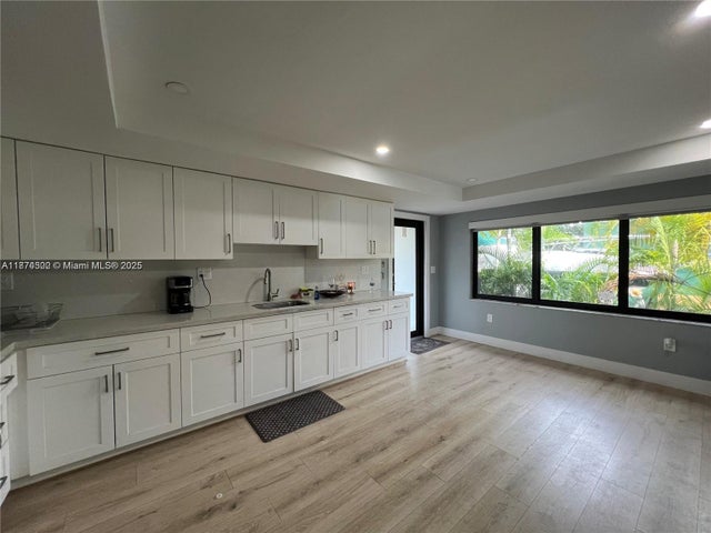 4 of 8 - 860 Nw 18th Pl, Miami, FL