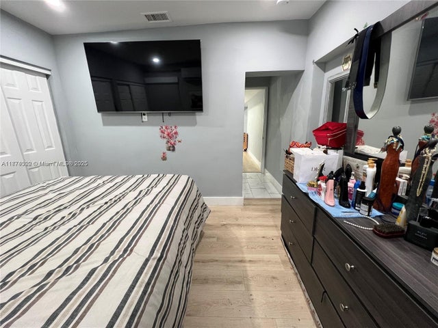 5 of 8 - 860 Nw 18th Pl, Miami, FL