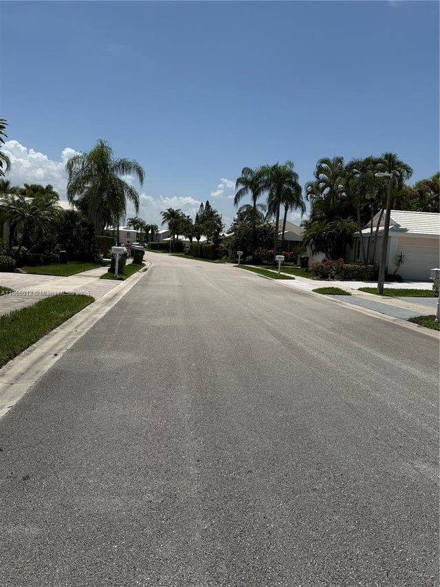 3 of 19 - 1170 E Wilshire Cir E, Pembroke Pines, FL