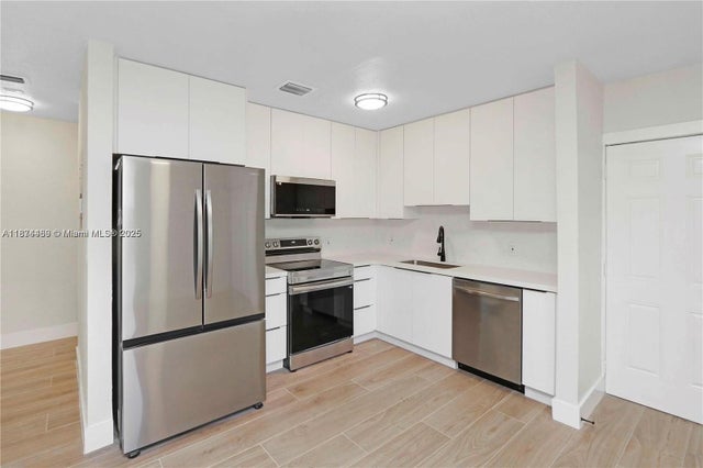 3 of 10 - 990 Ne 159th St, North Miami Beach, FL