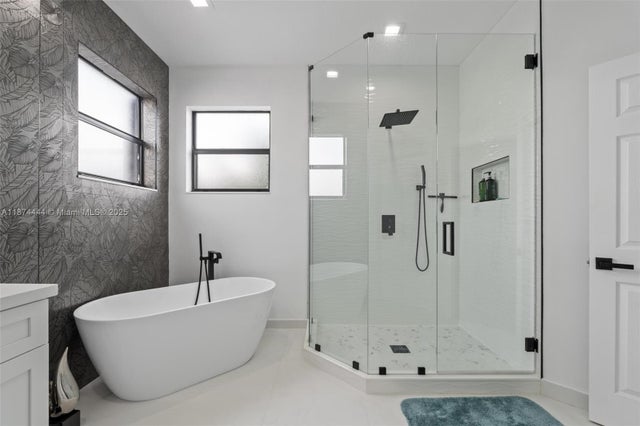 3 of 40 - 3521 W 92nd Pl, Hialeah, FL