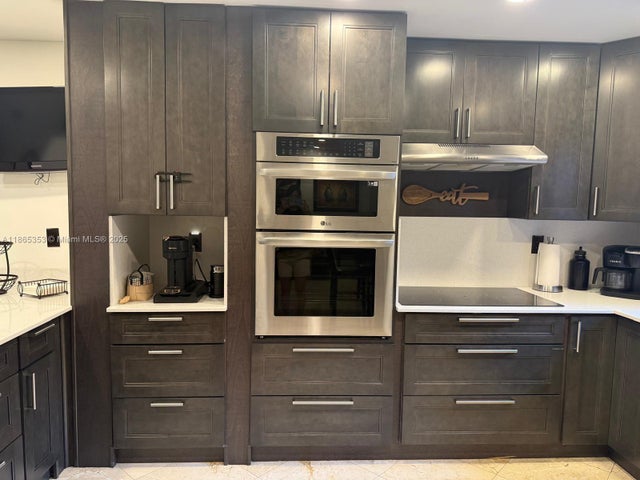 4 of 9 - 233 E Forest Oak Cir, Davie, FL