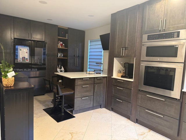 5 of 9 - 233 E Forest Oak Cir, Davie, FL