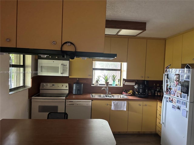 4 of 37 - 1411 Sw 24th Ct, Fort Lauderdale, FL