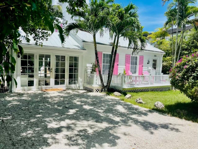 1 of 26 - 3951 Park Dr, Coconut Grove, FL