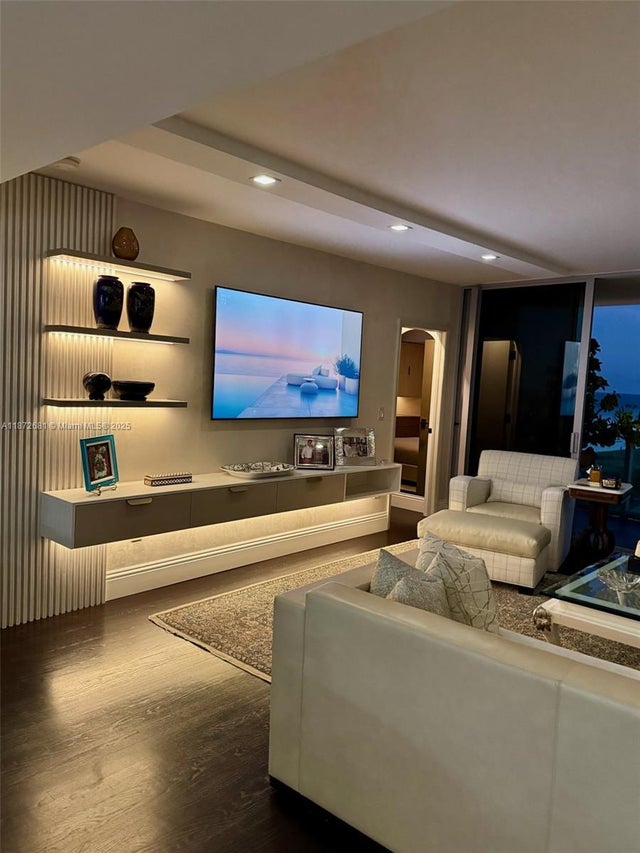 4 of 27 - 1455 Ocean Dr 904, Miami Beach, FL