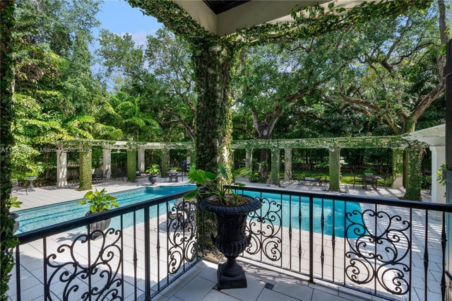 4 of 7 - 612 Sunset Dr, Coral Gables, FL