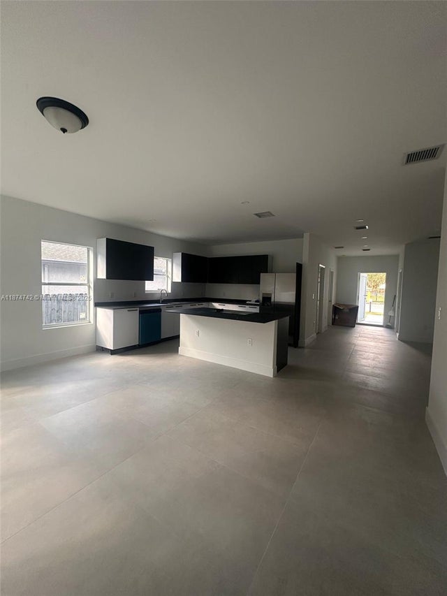 3 of 12 - 2541 Nw 9th St, Fort Lauderdale, FL