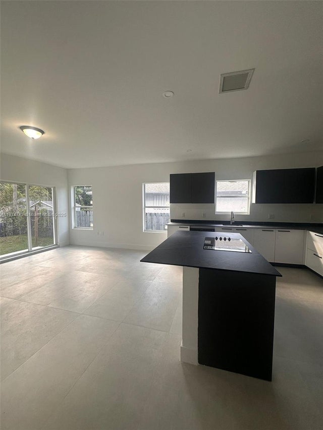 4 of 12 - 2541 Nw 9th St, Fort Lauderdale, FL