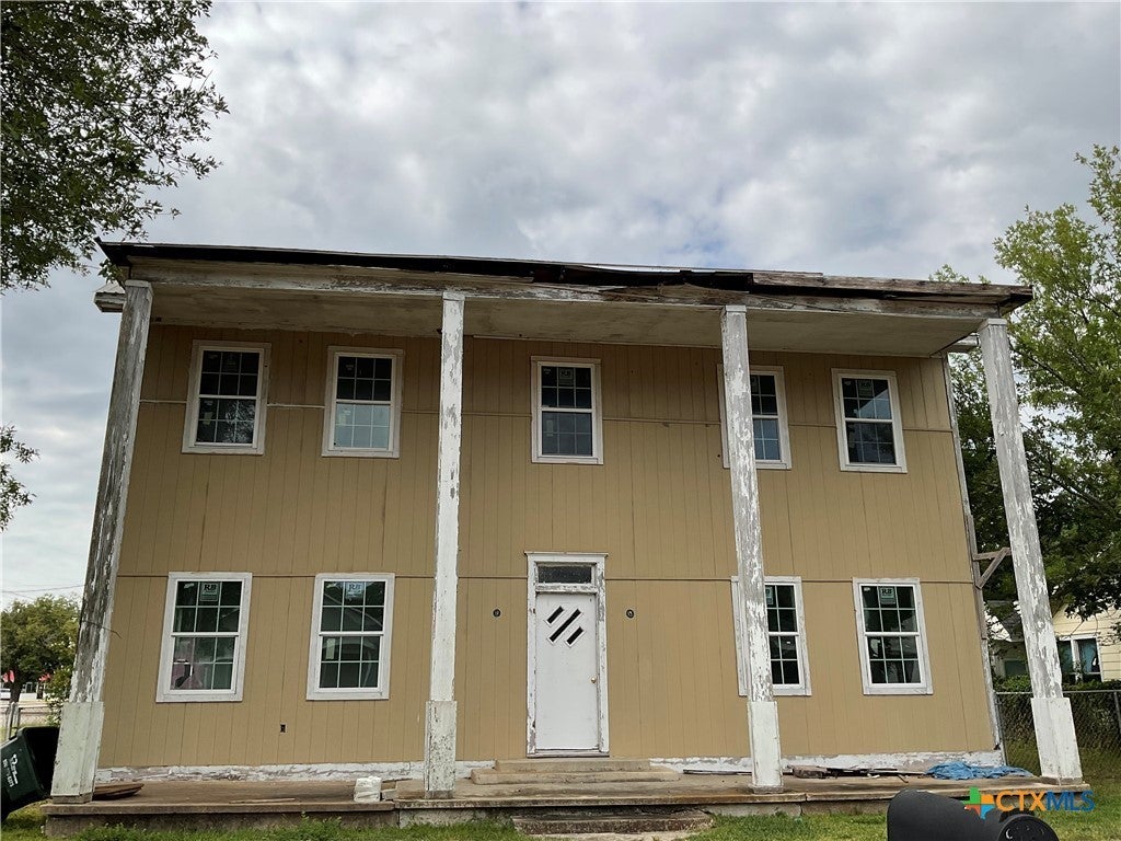 515 E French Street, Cuero