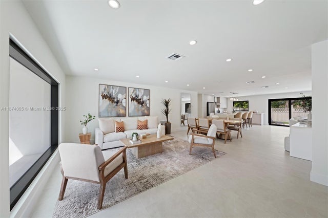 3 of 20 - 3041 Ne 45th St, Lighthouse Point, FL