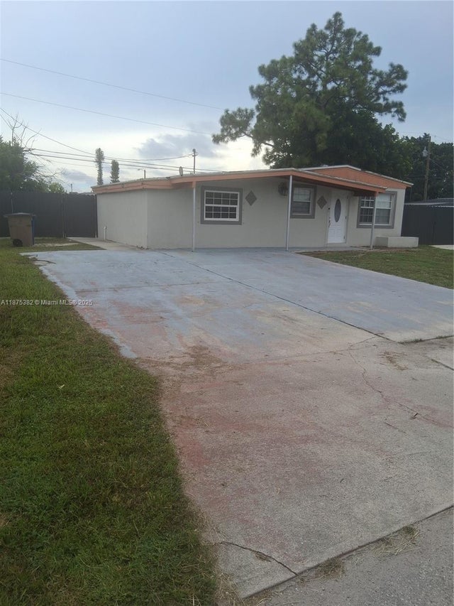 2 of 11 - 124 Apache St, Lehigh Acres, FL