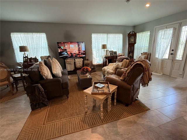 4 of 15 - 200 Village Circle, La Belle, FL