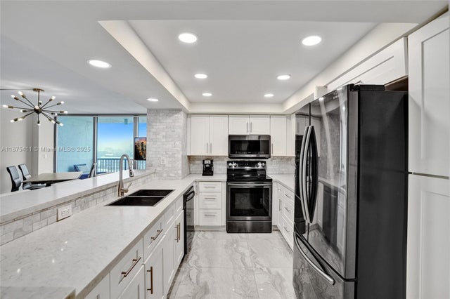 2 of 33 - 2655 Collins Ave 1407, Miami Beach, FL