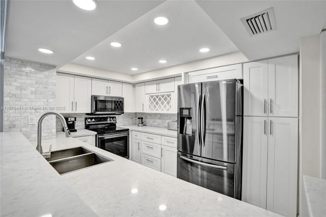 4 of 33 - 2655 Collins Ave 1407, Miami Beach, FL