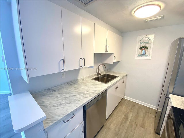 5 of 14 - 1185 Marseille Dr 307, Miami Beach, FL
